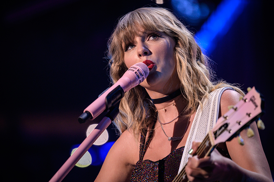 Taylor Swift singing live